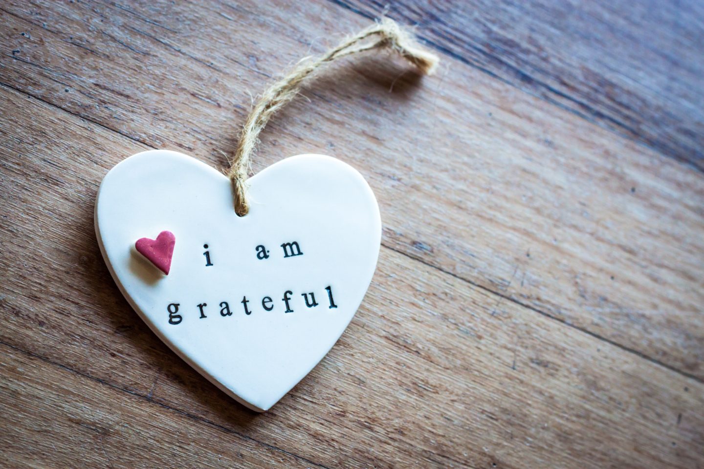 i am grateful ceramic plaque in the shape of a love heart